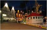 Abends am Hafen von Troms mit den markanten Giebelhusern.