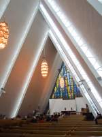 Tromso, Tromsdalen Kirke, Eismeerkathedrale, Architekt Jan Inge Hovig, Glasgemlde   von Victor Sparre von 1972 (02.07.2013)