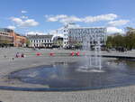 Hamar, Huser und Brunnen am Stortorget Platz (22.05.2023)