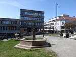 Hamar, Brunnen und Huser am Triangelparken Platz (22.05.2023)