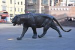 OSLO (Fylke Oslo), 06.09.2016, Tigerstatue vor dem Hauptbahnhof; der Tiger ist das Sinnbild der norwegischen Hauptstadt