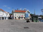 Brevik, Holzhuser am Fisketorget Platz (28.05.2023)