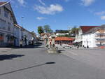 Langesund, Brunnen und Huser am Torget, im Hintergrund die evangelische Kirche von 1991 (28.05.2023)