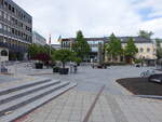 Larvik, Huser und Denkmal am Torget Platz (28.05.2023)
