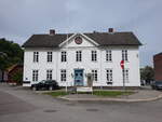 Holmestrand, altes Rathaus Fattighuset in der Radhusgaten Strae, erbaut 1864, heute Polizeistation (29.05.2023)