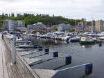 Holmestrand, Huser am Hafen an der Havnegaten Strae (29.05.2023)