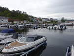 Holmsbu, Huser am Hafen an der Storgaten Strae (29.05.2023)