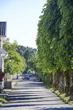 Eine stimmungsvolle Allee in der Kleinstadt Mandal im norwegischen Srlandet (auf deutsch: Sdland)  Aufnahme: 1.