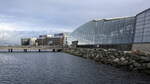 Am Hafen von Trondheim befindet sich unmittelbar eine Schwimm- und Sporthalle, gesehen am 26.