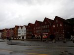 BERGEN mit den schiefen sich gegenseitig absttzenden Brggehusern, welche nun in liebevoller Kleinarbeit restauriert werden; 160717