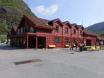 Flam, Bahnhof der Flambahn mit Touristbro am Stasjonsvegen (26.05.2023)