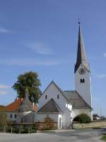 Globasnitz, Pfarrkirche Maria Himmelfahrt, Chor erbaut um 1300, Turm an der Sdseite (04.10.2013)