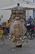 Der Wappenstein am ehemaligen Karlstor in Klagenfurt.