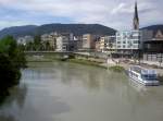 Villach, Draupromenade mit Nikolaikirche und Schiffsanlegestelle (18.05.2013)