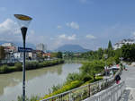 Unterwegs auf der Draupromenade in Villach.