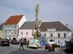 Weitra, Rathausplatz mit Dreifaltigkeitssule und Sgraffitohaus (18.03.2014)