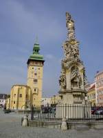 Retz, Rathaus und Dreifaltigkeitssäule von 1744 am Hauptplatz, Stadtturm vom 1615 (19.04.2014)