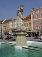 Retz, Brunnen mit Figur am Hauptplatz (19.04.2014)