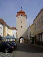 Retz, Znaimertor, Torturm mit Walmdach, erbaut um 1300 (19.04.2014)