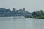 Schloß Ybbs liegt genau hinter dem ältesten Donaukraftwerk und Schleuse Ybbs Persenbeug.