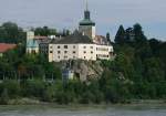 Schloss Persenbeug, erbaut ab 1593 durch die Familie Hoyos, ab 1800 im Besitz von Kaiser Franz I., heute im Besitz der Familie Habsburg-Lothringen, Geburtsort von Kaiser Karl I.