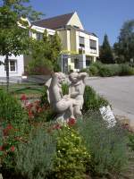 Scheibbs, Skulptur Tanzende Kinder am Kapuzinerplatz (17.08.2013)