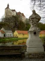 Raabs an der Thaya, Burg Raabs, Hhenburg auf einem Felsrcken hoch ber der Stadt,   Johannes Nepomuk Statue an der Thayabrcke (18.04.2014)