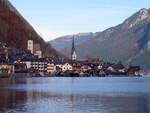 Hallstatt, Altstadt mit evangelischer Kirche und Pfarrkirche Maria am Berg (02.01.2003)