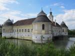 Wasserschloß Aistersheim, erbaut ab 1159, mittelalterliche Wasserburg, rechteckige   Anlage mit vier Rundtürmen (05.05.2013)