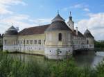 Wasserschlo Aistersheim, erbaut ab 1159, mittelalterliche Wasserburg, rechteckige   Anlage mit vier Rundtrmen (05.05.2013)