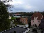  Bauwerkmix  mit Ziegelruine  und Bahnbrcke ber den Ennsflu, im Hintergrund Siloanlagen vom Hafen Ennsdorf; 210415