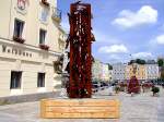 Anlsslich des Rieder-Kultursommer2011 ziert eine Eisenskulptur von Miguel Horn den Hauptplatz;110617