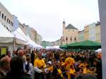 WELTREKORDversuch! ber 630 Leute haben sich im Rahmen des Stadtfestes am unteren Hauptplatz zur  weltgrten  Gitarrenstunde eingefunden, und hoffen auf den Eintrag im Guinness-Buch der Rekorde! 