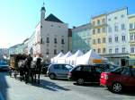 2 Rappen ziehen eine  Rot-Kreuz-Kutsche  durch den Hauptplatz; 070921