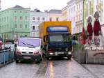 Kein Weiterkommen fr den Zustell-LKW am Hauptplatz;  Die Folge, ein endlos langer Stau durchs ganze Stadtgebiet!  080429