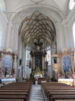 Adlwang, Wallfahrtskirche Sieben Schmerzen Maria, Hochaltar von 1663, Chor mit Netzrippengewölbe und Maßwerkfenster (26.07.2014)
