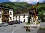 Rauris, Marktplatz mit Denkmal fr die Skiweltmeisterin Ulli Maier (01.08.2014)