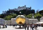 Salzburg - Kapitelplatz mit  Kugel-Kunstwerk  und der Festung Hohensalzburg - 25.04.2012