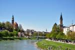 Salzburg - rechts der Salzach die evangelische Christuskirche und links die Pfarrkirche Mlln -  25.04.2012