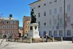 Mozartdenkmal am Mozartplatz in Salzburg -  25.04.2012