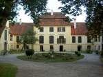 Kindberg, Schloss Oberkindberg, erbaut 1680 als dreiflgelige Anlage mit vier Ecktrmen, Hoffassade von 1773 (17.08.2013)