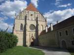 Neuberg an der Mrz, Stiftskirche Maria Himmelfahrt, erbaut von 1327 bis 1481,   gotische Mawerkfenster und Fensterrose der Westfront (17.08.2013)