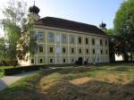 Schloss Gleinsttten, erbaut 1666, vierflgeler Renaissance Bau, heute Volksschule und Gemeindeamt (21.08.2013)