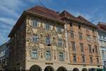 Reich verzierte Fassade mit Stuckornamente am Luegg Haus an der Ecke Hauptplatz und Sporgasse.