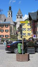 Blick von der Station Kitzbhel Stadtzentrum auf die Kirchtrme der Stadt.(21.4.2012)