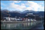 Kufstein in Tirol, 26.12.2019: Ruhig fliet der grne Inn Richtung Bayern, im Hintergrund die markante Festung der  Perle Tirols .