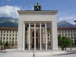 Innsbruck, Freiheitsdenkmal von 1946 und neues Landhaus (03.08.2014)