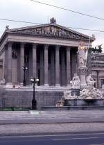 Wien im Juli 1975: Das Parlament und der Pallas-Athene-Brunnen.
