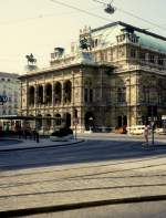 Wien im Juli 1992: Die Staatsoper von der Krntner Strasse gesehen.