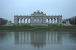 Die im Jahr 1775 als  Ruhmestempel  erbaute Gloriette im Schlossgarten von Schloss Schnbrunn in Wien.